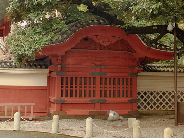 唐破風造の離番所（本郷通り側）